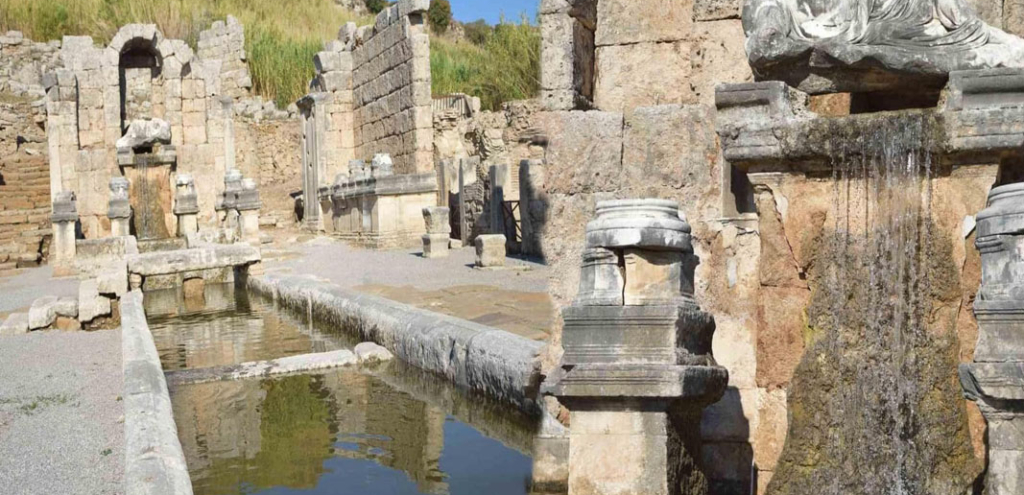 Perge Antik Kenti’ndeki çeşmeden 1800 yıl sonra su akmaya başladı