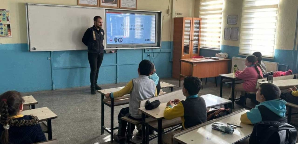 Kars’ta okullarda siber zorbalık konusunda eğitim verildi